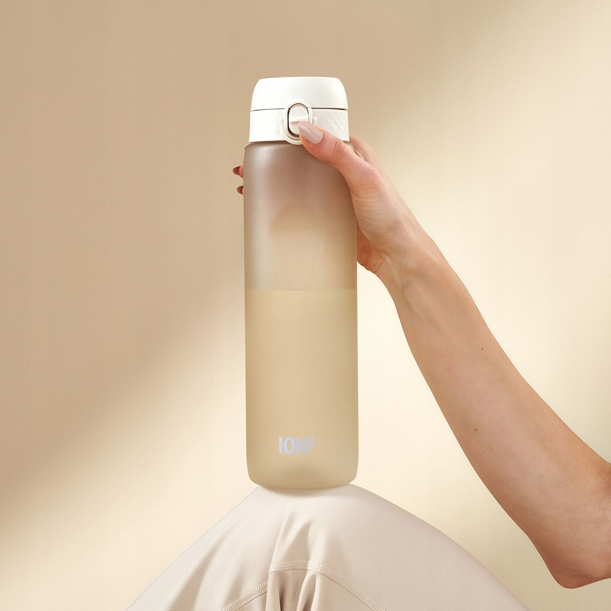 Bidon na wodę 1 l Ion8 Creamy White – lekki, nietoksyczny, z ustnikiem i klapką, idealny do plecaka i samochodu, kolor: beżowy