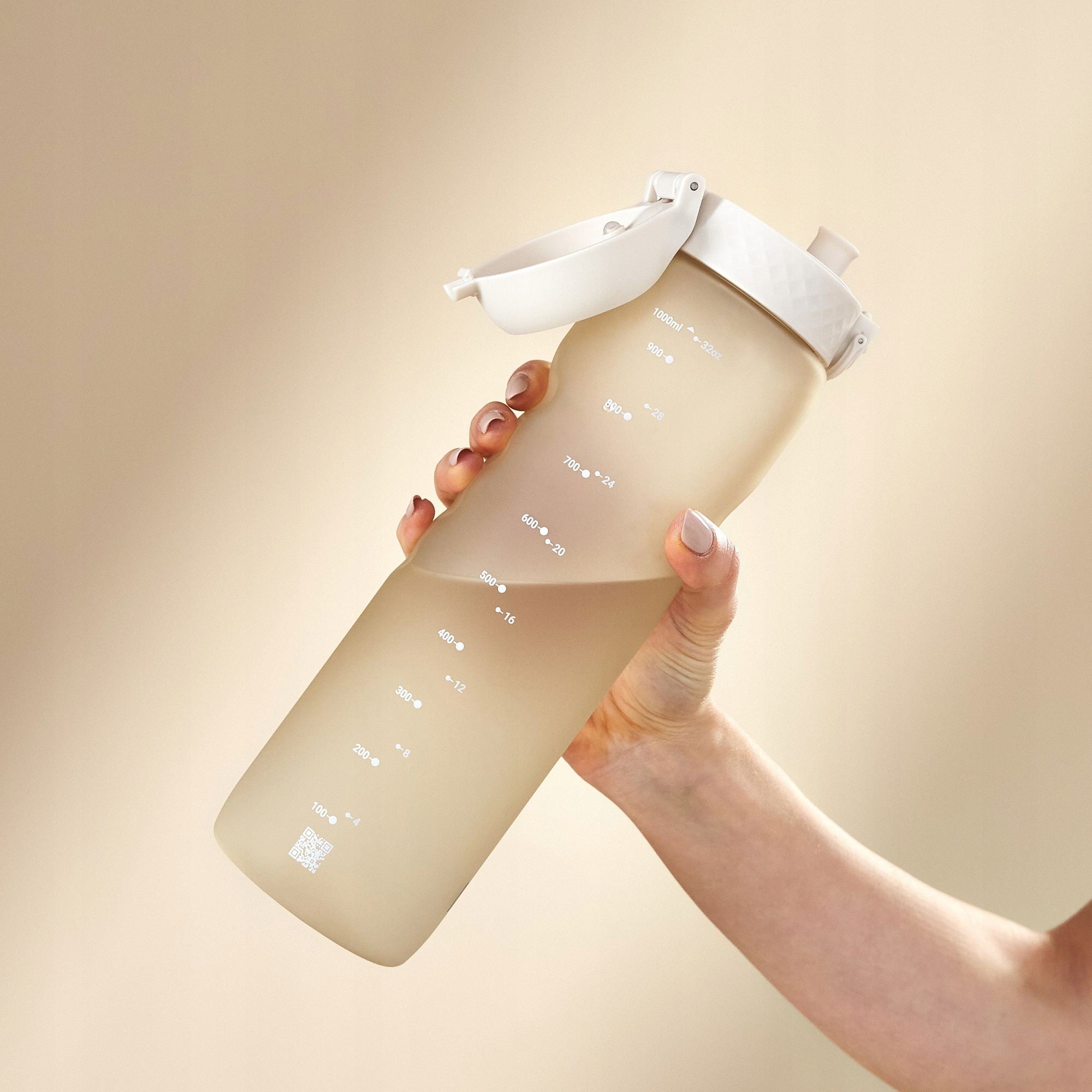 Bidon na wodę 1 l Ion8 Creamy White – lekki, nietoksyczny, z ustnikiem i klapką, idealny do plecaka i samochodu, kolor: beżowy