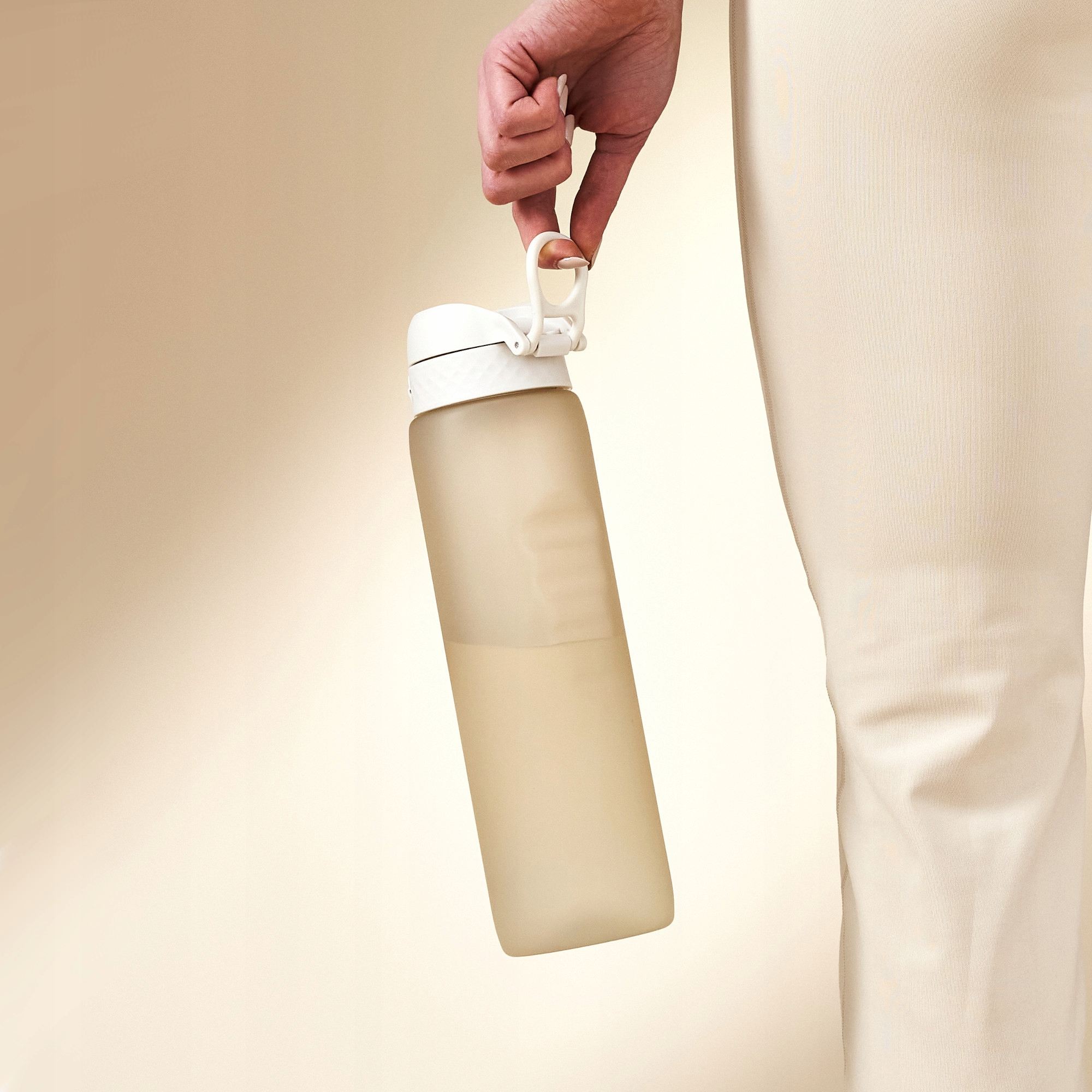 Bidon na wodę 1 l Ion8 Creamy White – lekki, nietoksyczny, z ustnikiem i klapką, idealny do plecaka i samochodu, kolor: beżowy