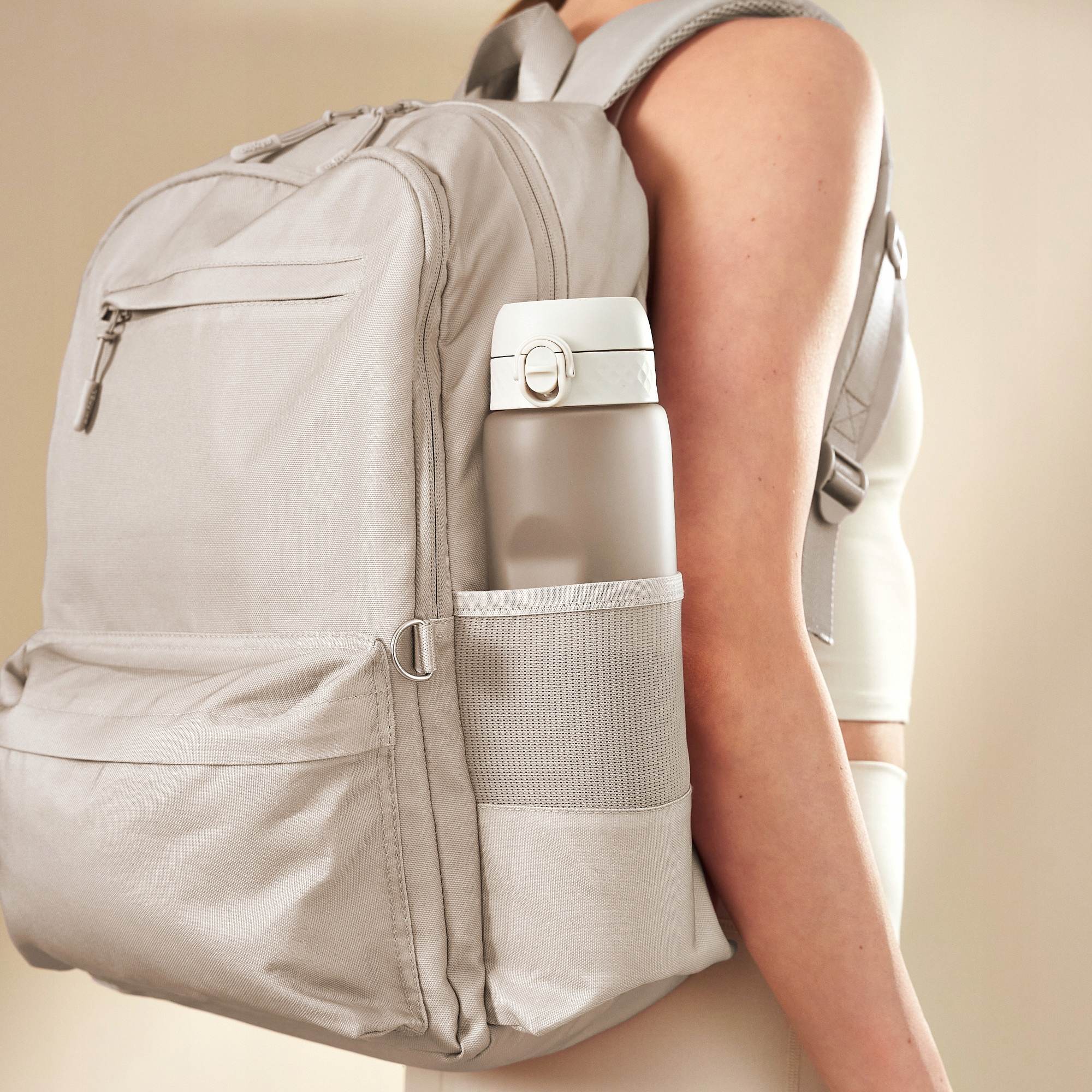 Bidon na wodę 1 l Ion8 Creamy White – lekki, nietoksyczny, z ustnikiem i klapką, idealny do plecaka i samochodu, kolor: beżowy