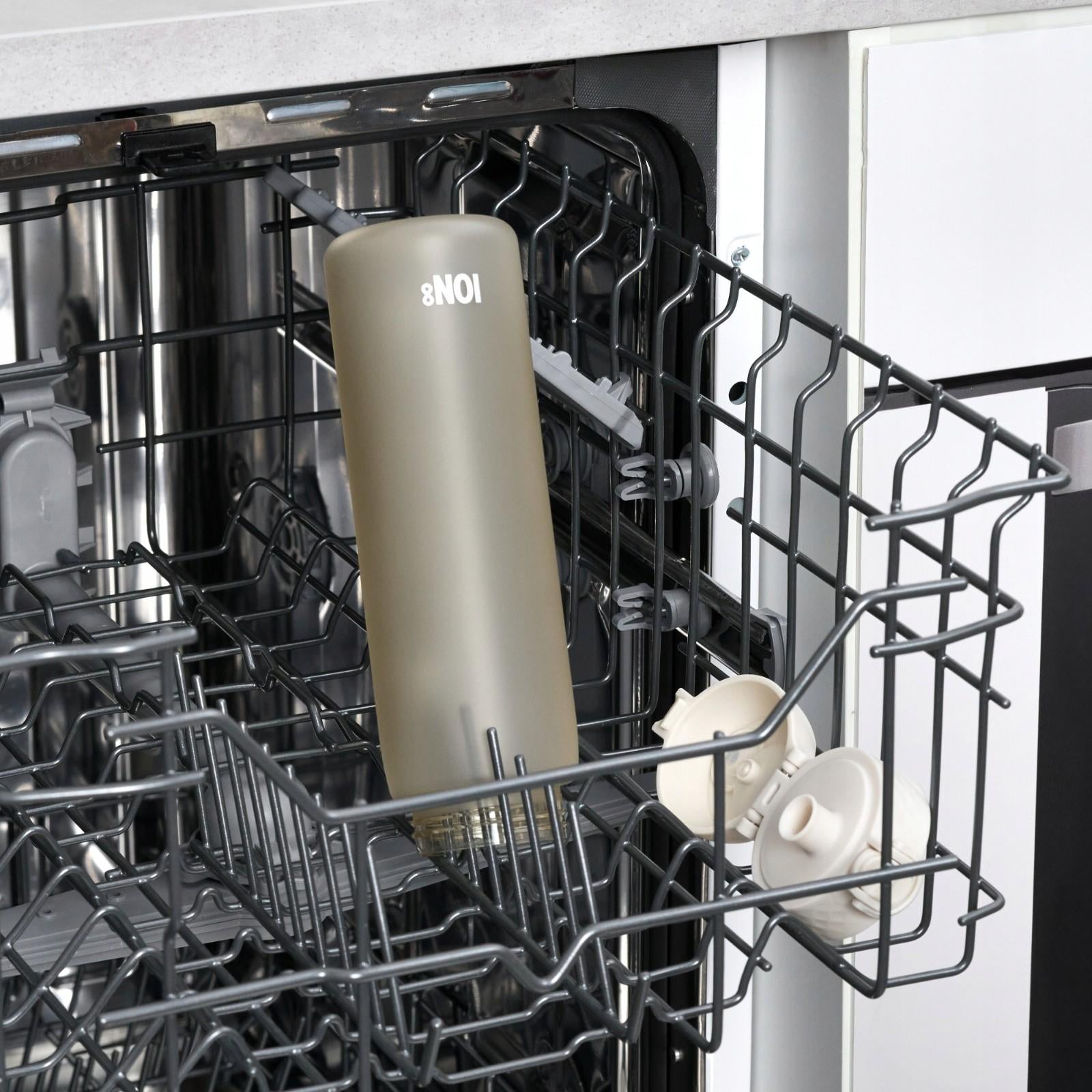 Bidon na wodę 1 l Ion8 Creamy White – lekki, nietoksyczny, z ustnikiem i klapką, idealny do plecaka i samochodu, kolor: beżowy