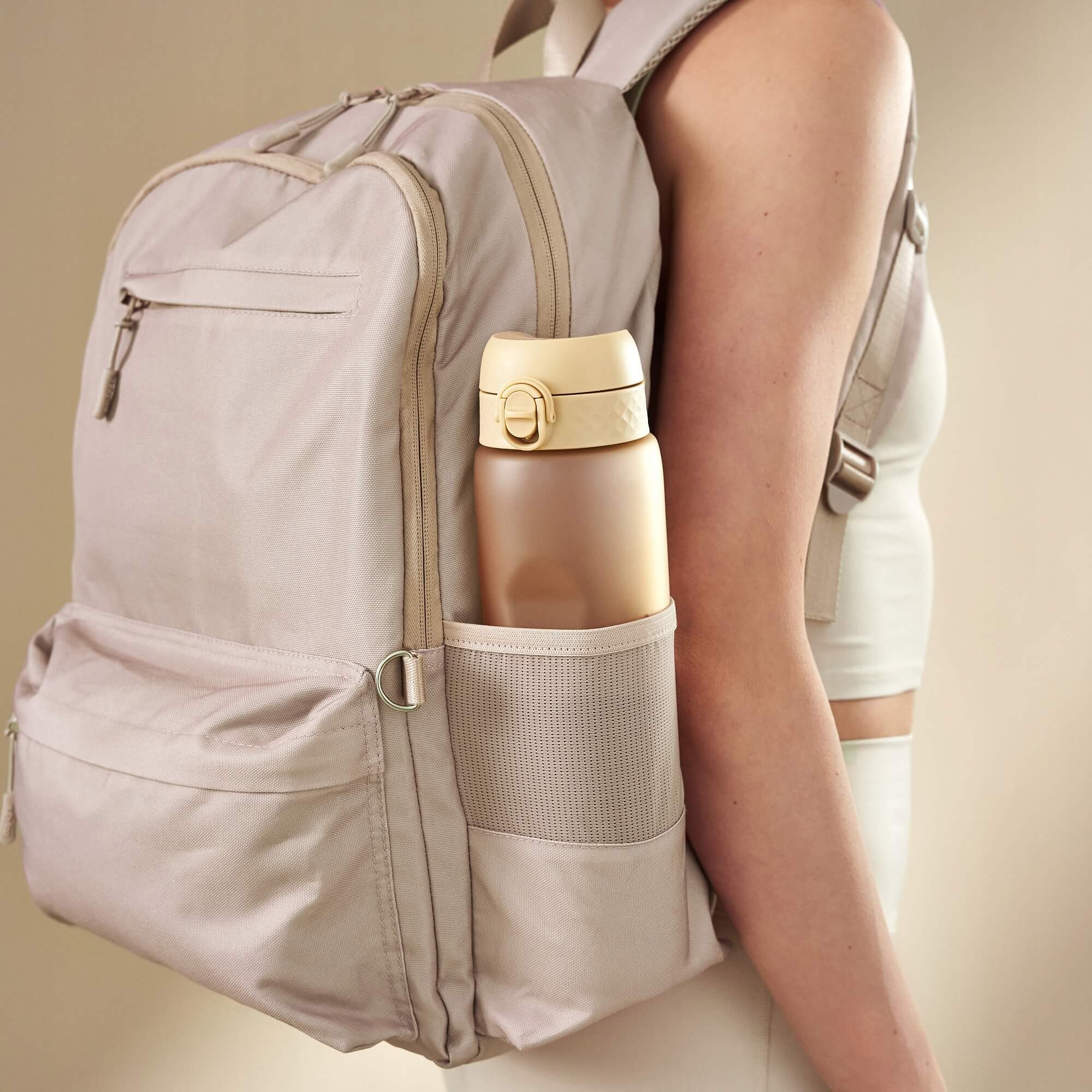 Bidon na wodę 1 l Ion8 Desert – lekki, nietoksyczny, z ustnikiem i klapką, idealny do plecaka i samochodu, kolor: beżowy