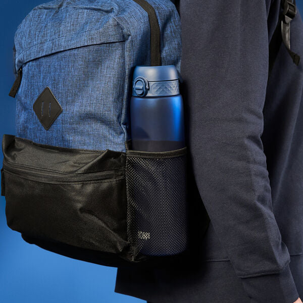 Bidon na wodę 1 l Ion8 Navy – lekki, nietoksyczny, z ustnikiem i klapką, idealny do plecaka i samochodu, kolor: granatowy