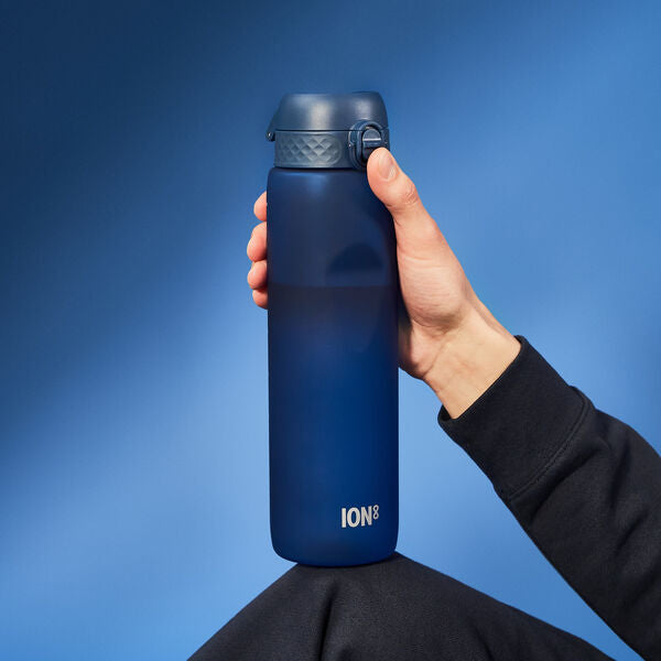 Bidon na wodę 1 l Ion8 Navy – lekki, nietoksyczny, z ustnikiem i klapką, idealny do plecaka i samochodu, kolor: granatowy
