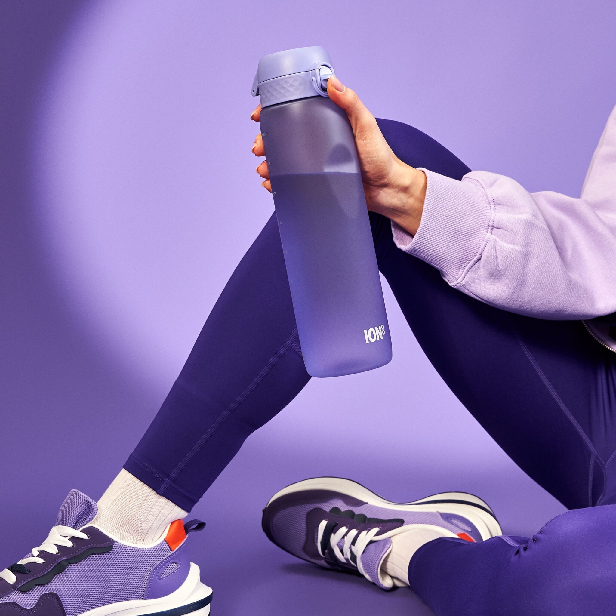 Bidon na wodę 1 l Ion8 Playful Periwinkle – lekki, nietoksyczny, z ustnikiem i klapką, idealny do plecaka i samochodu, kolor: fioletowy