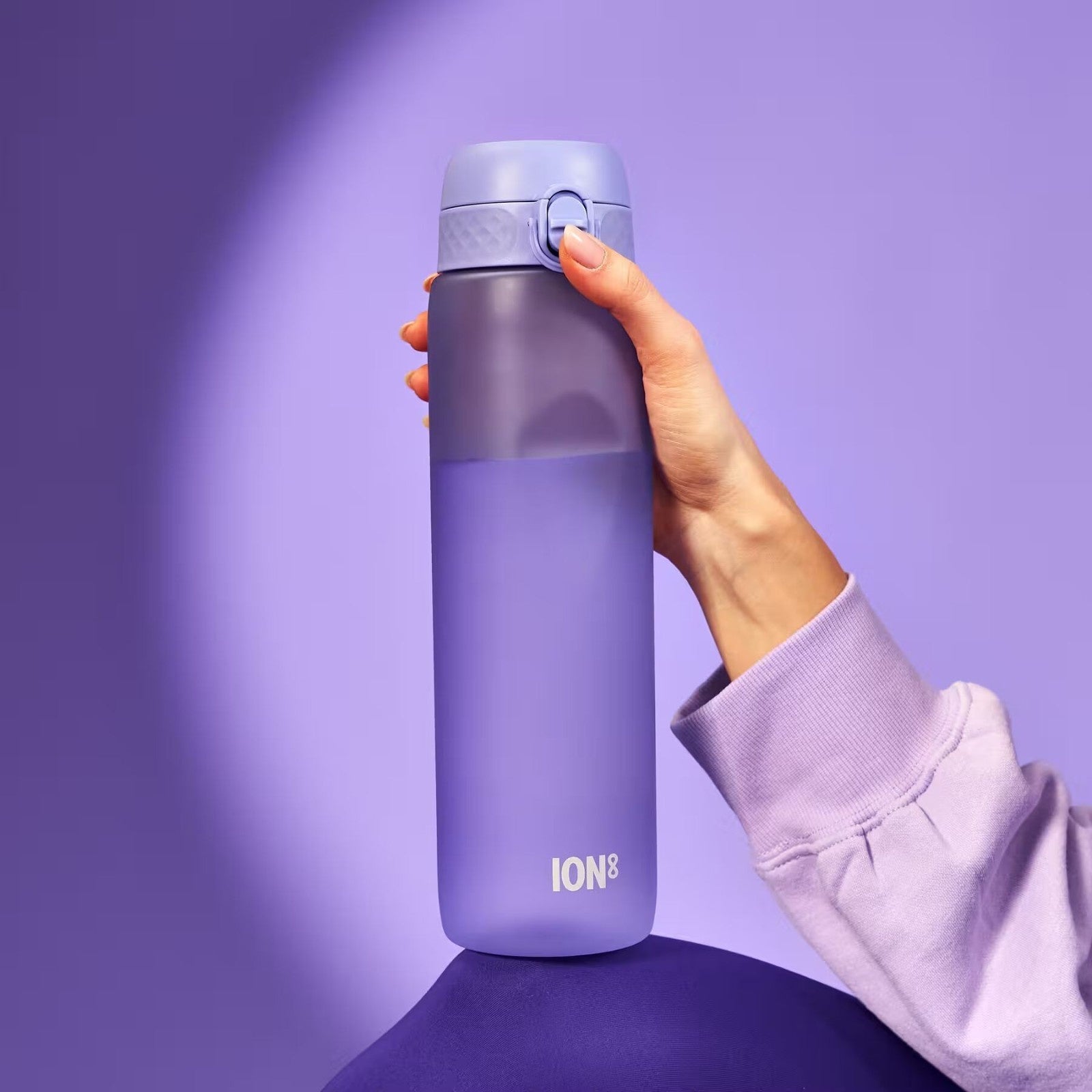 Bidon na wodę 1 l Ion8 Playful Periwinkle – lekki, nietoksyczny, z ustnikiem i klapką, idealny do plecaka i samochodu, kolor: fioletowy
