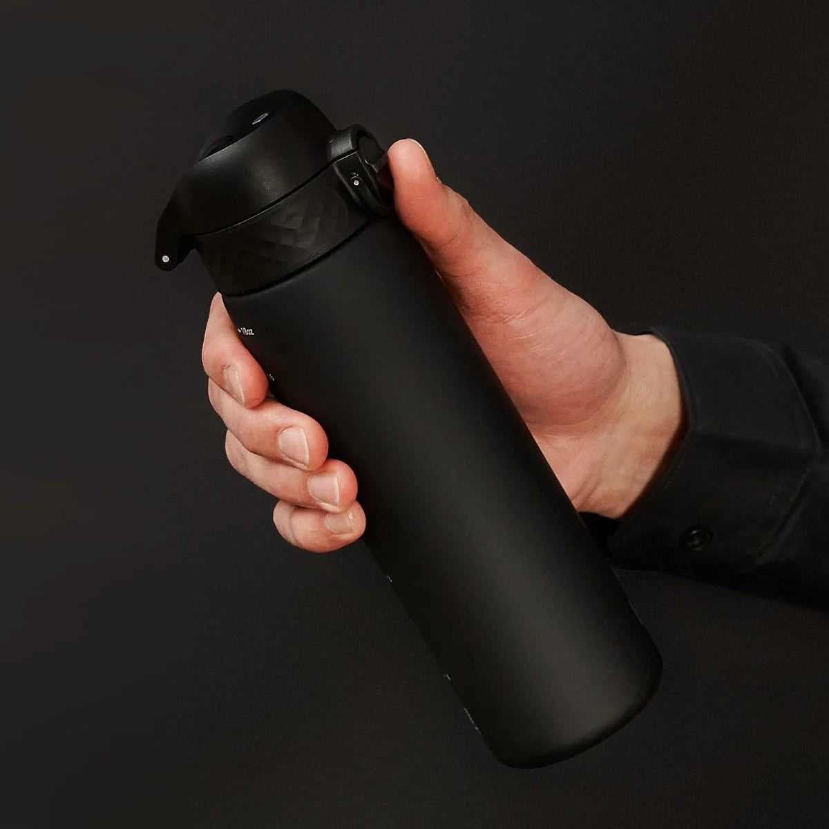 Bidon na wodę 500 ml Ion8 Black – lekki, nietoksyczny, z ustnikiem i klapką, idealny do plecaka i samochodu, kolor: czarny