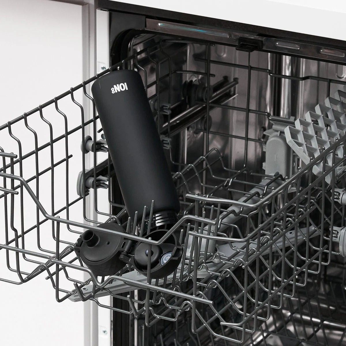 Bidon na wodę 500 ml Ion8 Black – lekki, nietoksyczny, z ustnikiem i klapką, idealny do plecaka i samochodu, kolor: czarny