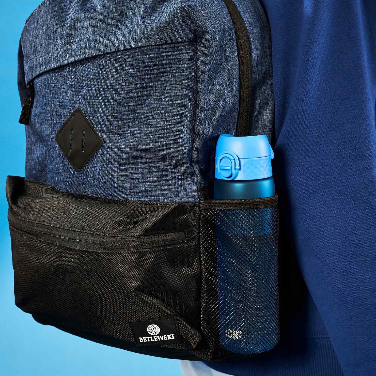 Bidon na wodę 500 ml Ion8 Blue – lekki, nietoksyczny, z ustnikiem i klapką, idealny do plecaka i samochodu, kolor: niebieski