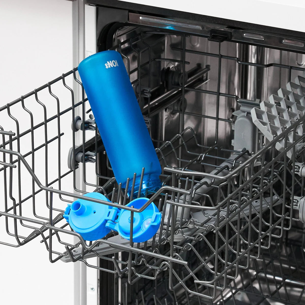 Bidon na wodę 500 ml Ion8 Blue – lekki, nietoksyczny, z ustnikiem i klapką, idealny do plecaka i samochodu, kolor: niebieski