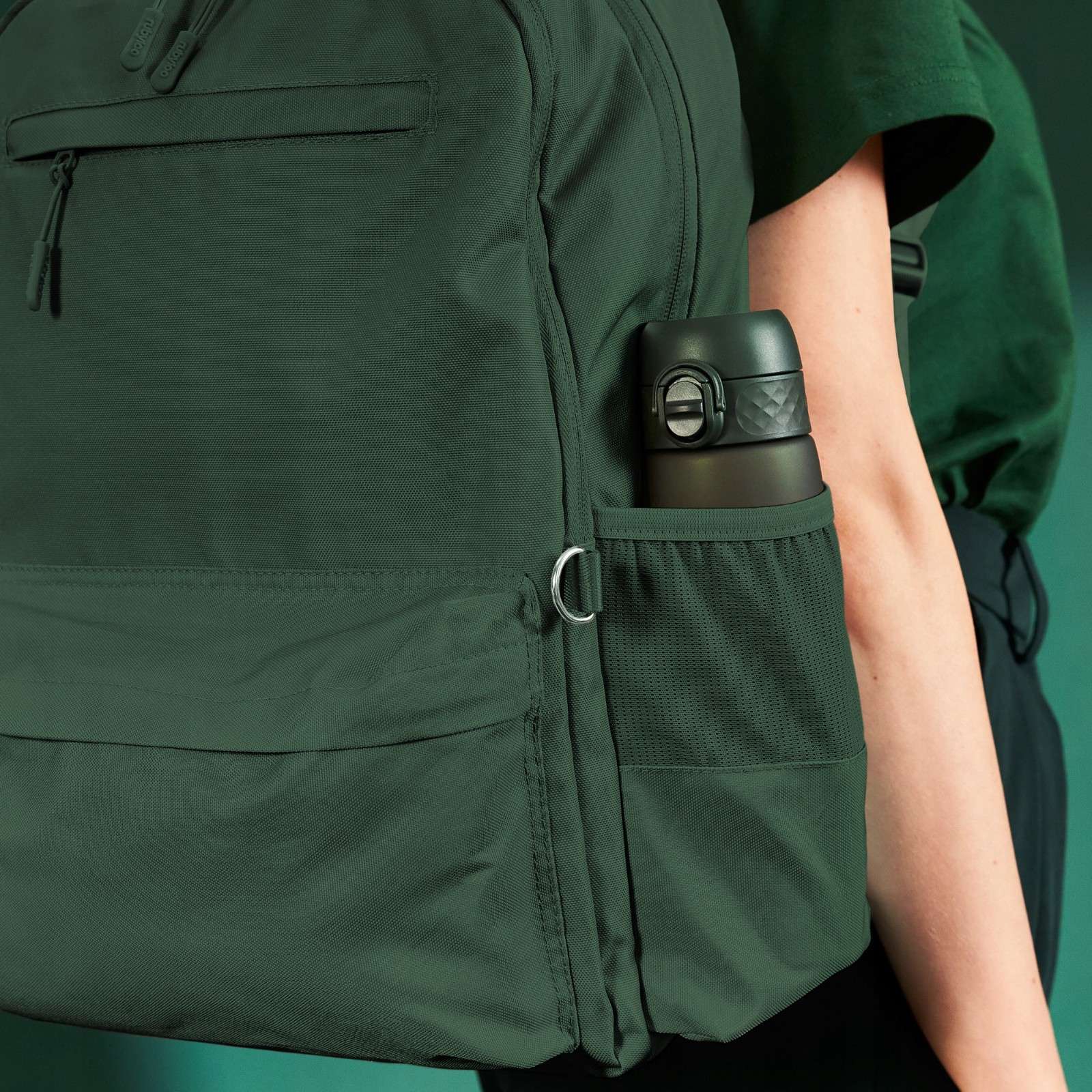 Bidon na wodę 500 ml Ion8 Dark Green– lekki, nietoksyczny, z ustnikiem i klapką, idealny do plecaka i samochodu, kolor: ciemnozielony