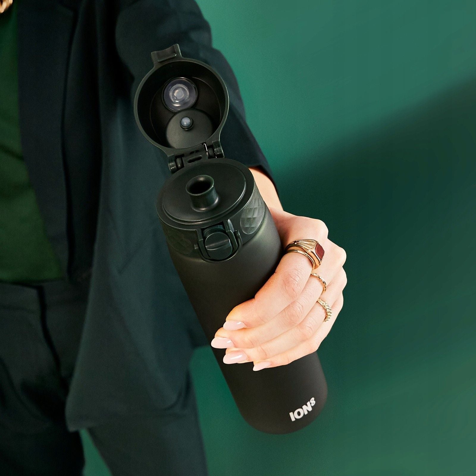 Bidon na wodę 500 ml Ion8 Dark Green– lekki, nietoksyczny, z ustnikiem i klapką, idealny do plecaka i samochodu, kolor: ciemnozielony