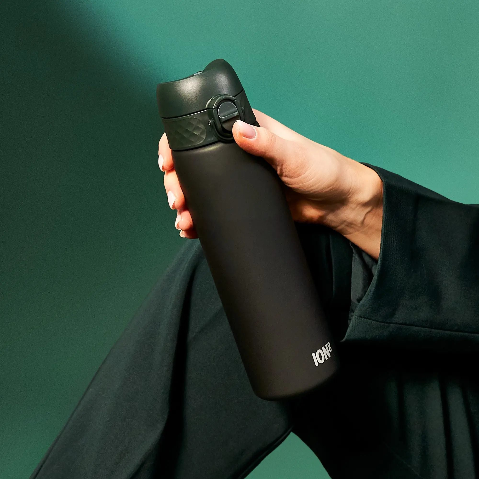 Bidon na wodę 500 ml Ion8 Dark Green– lekki, nietoksyczny, z ustnikiem i klapką, idealny do plecaka i samochodu, kolor: ciemnozielony