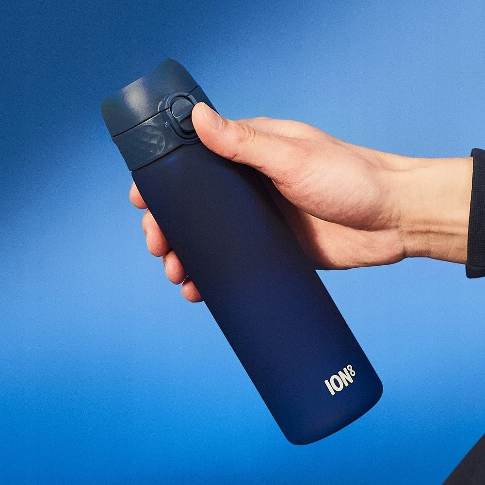 Bidon na wodę 500 ml Ion8 Navy– lekki, nietoksyczny, z ustnikiem i klapką, idealny do plecaka i samochodu, kolor: granatowy