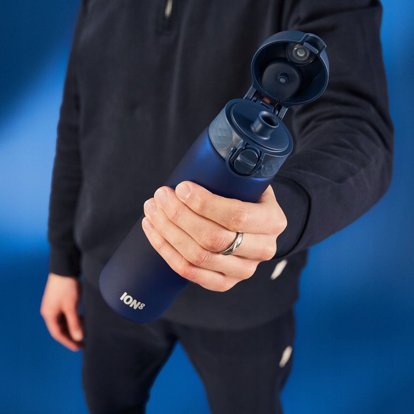 Bidon na wodę 500 ml Ion8 Navy– lekki, nietoksyczny, z ustnikiem i klapką, idealny do plecaka i samochodu, kolor: granatowy