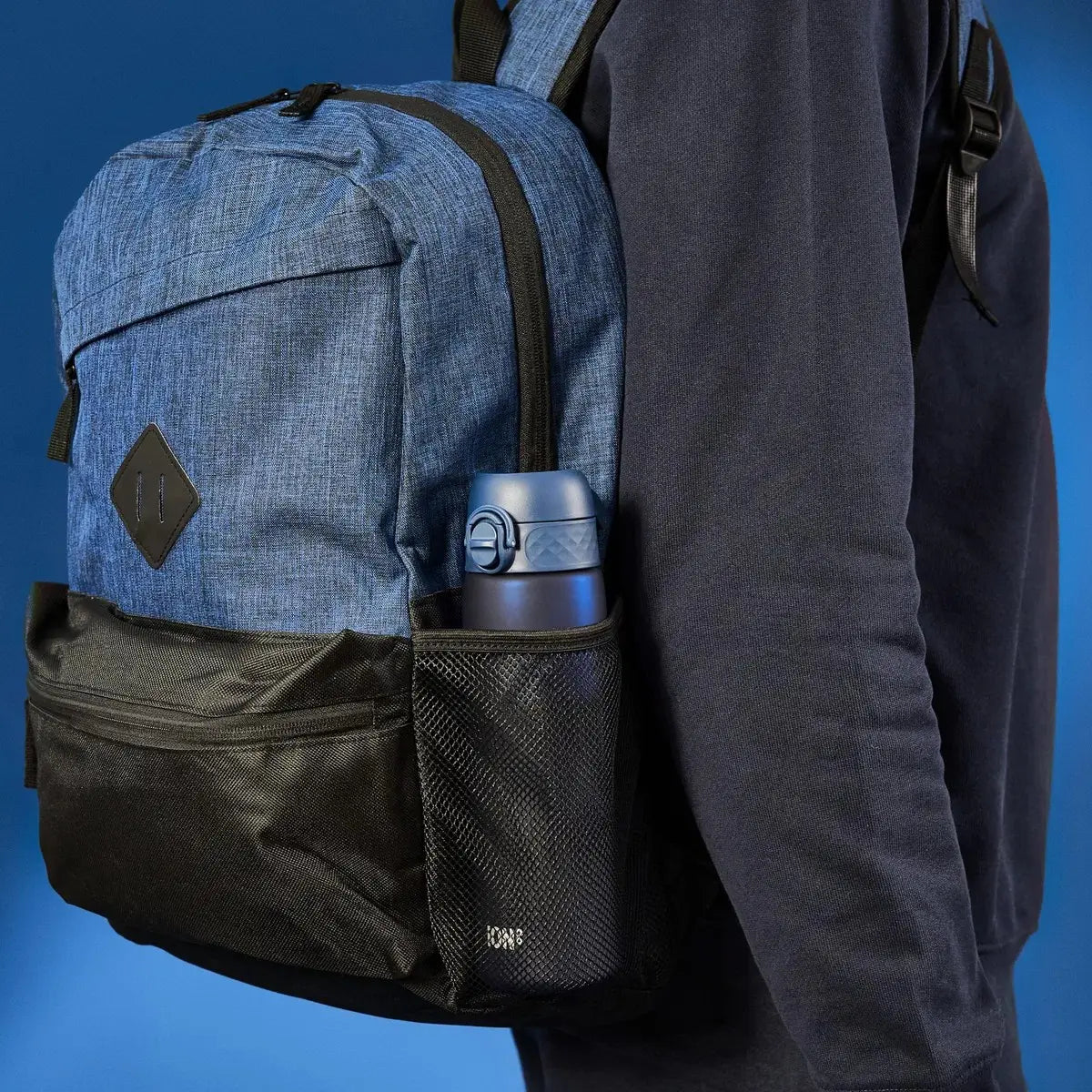 Bidon na wodę 500 ml Ion8 Navy– lekki, nietoksyczny, z ustnikiem i klapką, idealny do plecaka i samochodu, kolor: granatowy