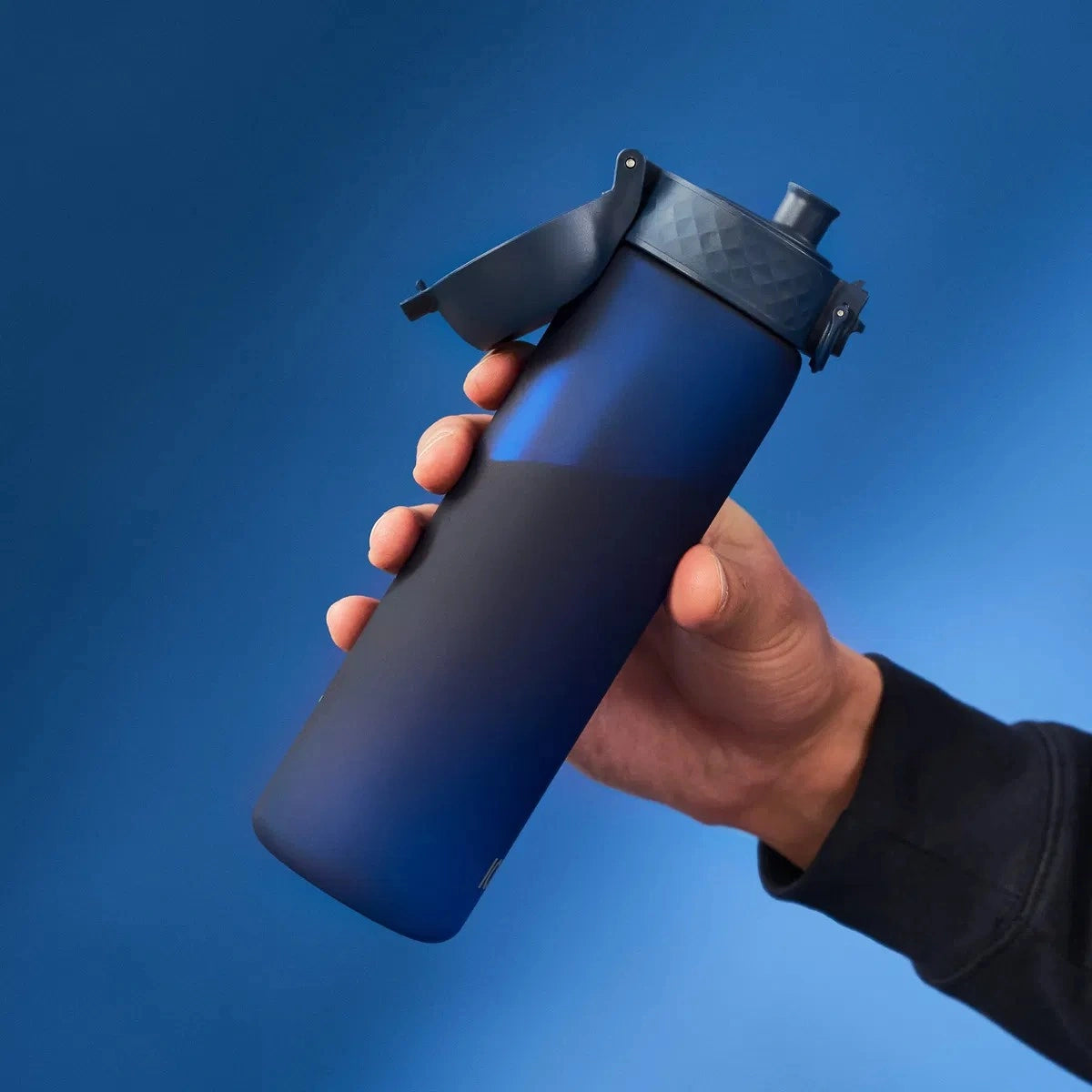 Bidon na wodę 500 ml Ion8 Navy– lekki, nietoksyczny, z ustnikiem i klapką, idealny do plecaka i samochodu, kolor: granatowy