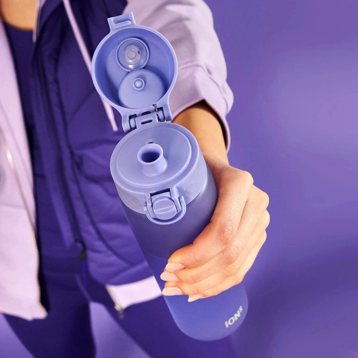 Bidon na wodę 500 ml Ion8 Playful Periwinkle – lekki, nietoksyczny, z ustnikiem i klapką, idealny do plecaka i samochodu, kolor: fioletowy