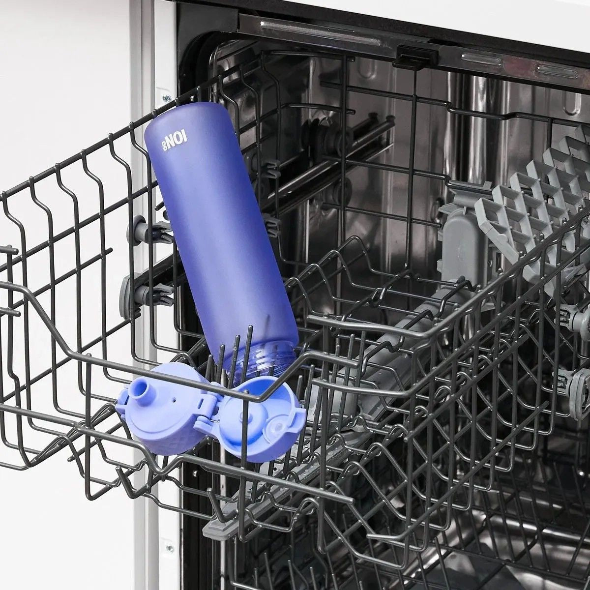 Bidon na wodę 500 ml Ion8 Playful Periwinkle – lekki, nietoksyczny, z ustnikiem i klapką, idealny do plecaka i samochodu, kolor: fioletowy