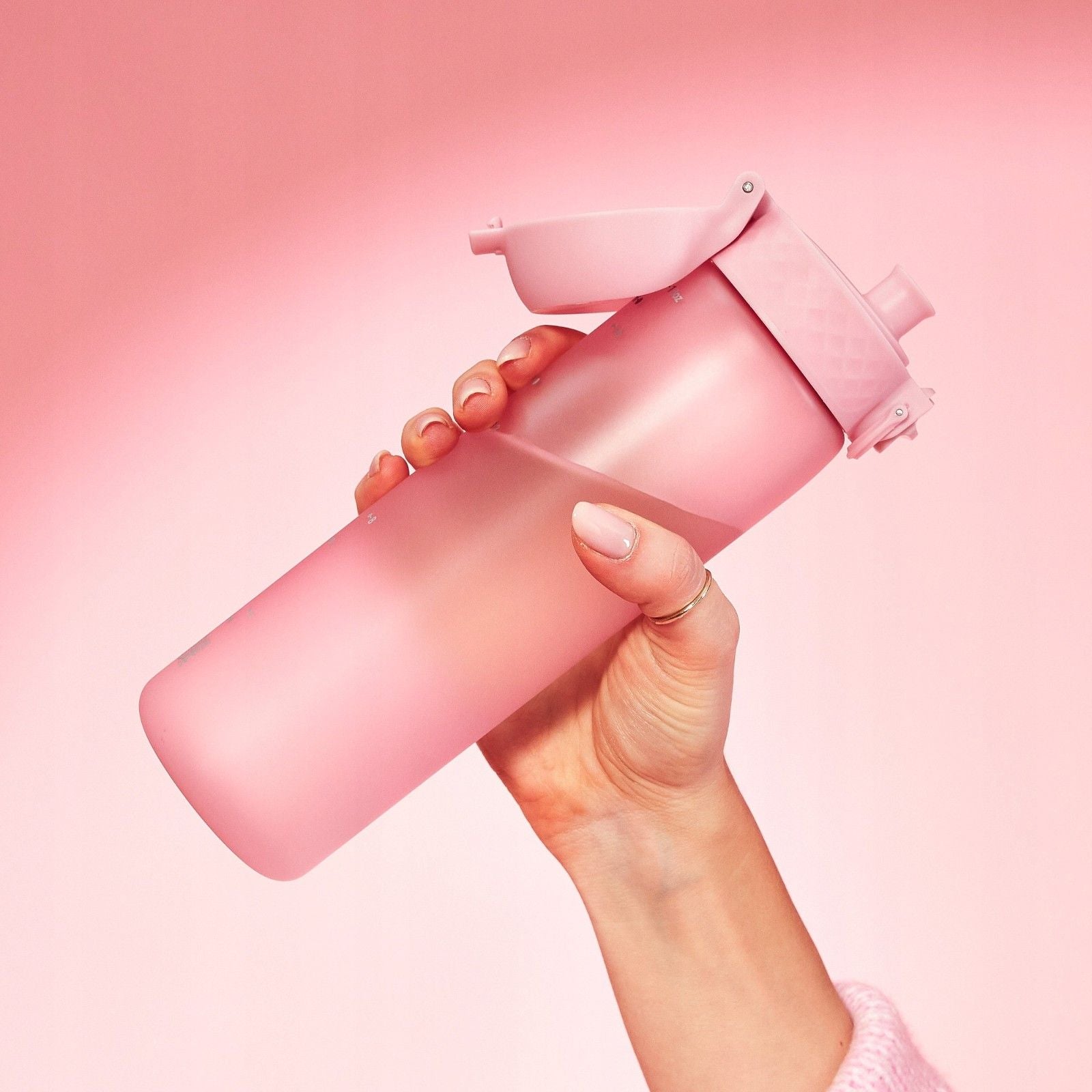 Bidon na wodę 500 ml Ion8 Rose Quartz – lekki, nietoksyczny, z ustnikiem i klapką, idealny do plecaka i samochodu, kolor: różowy