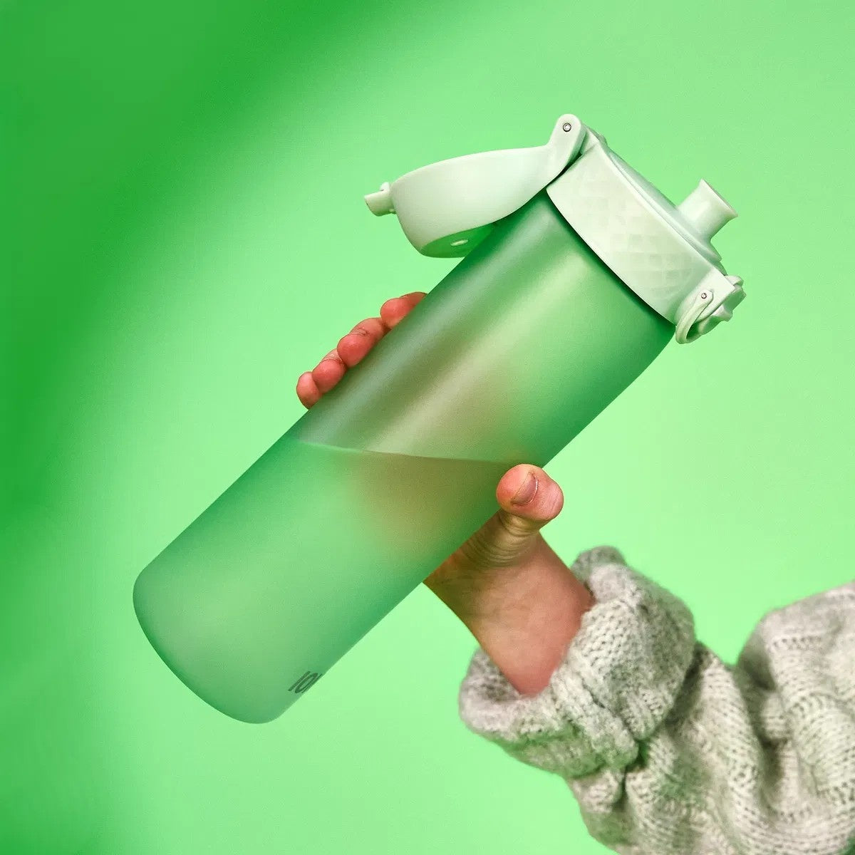 Bidon sportowy 500 ml Ion8 Surf Green – lekki, nietoksyczny, z ustnikiem i klapką, idealny do plecaka i samochodu