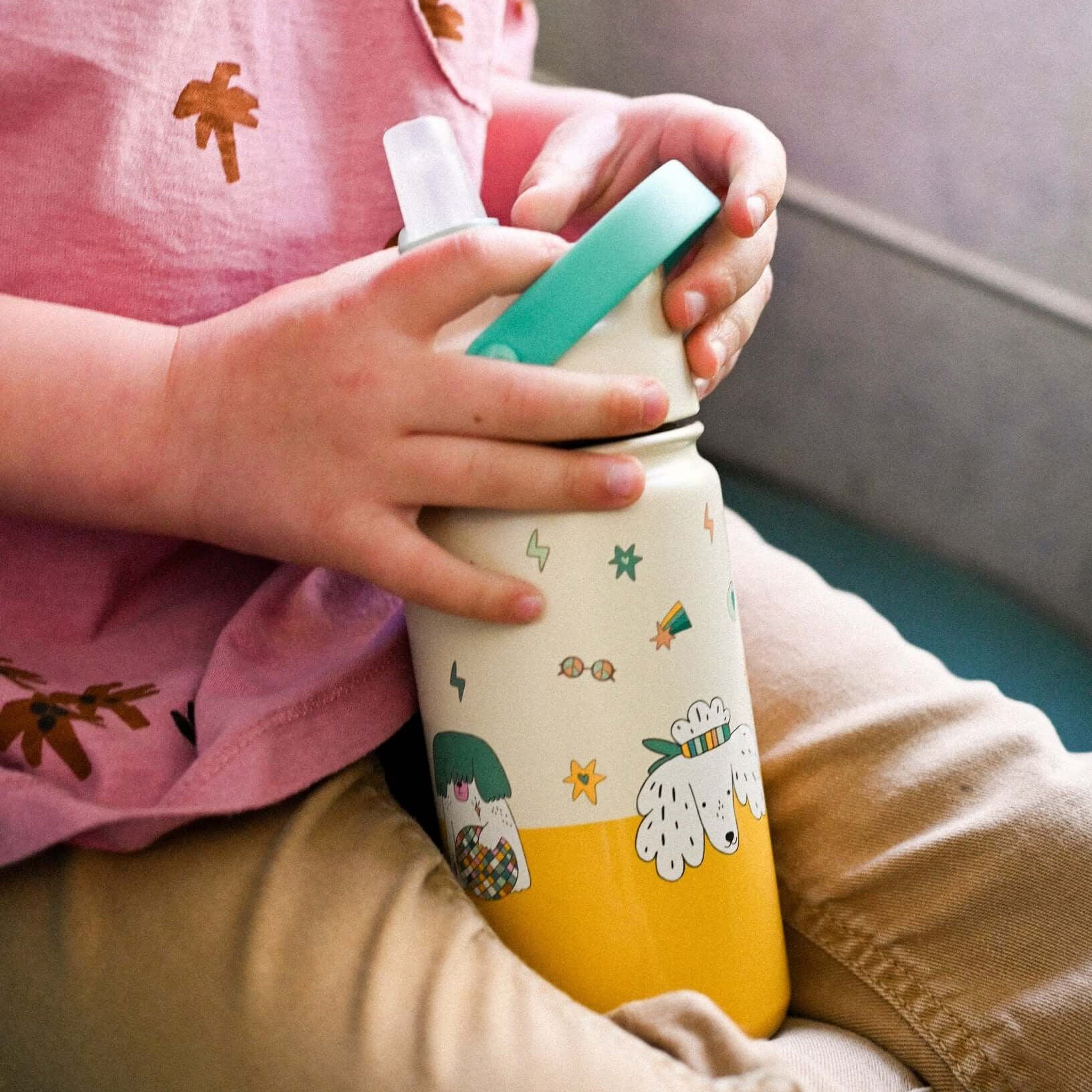 Bidon termiczny dla dzieci The Cotton Cloud – utrzymuje ciepło i zimno, z silikonową słomką i uchwytem, wzór: pieski