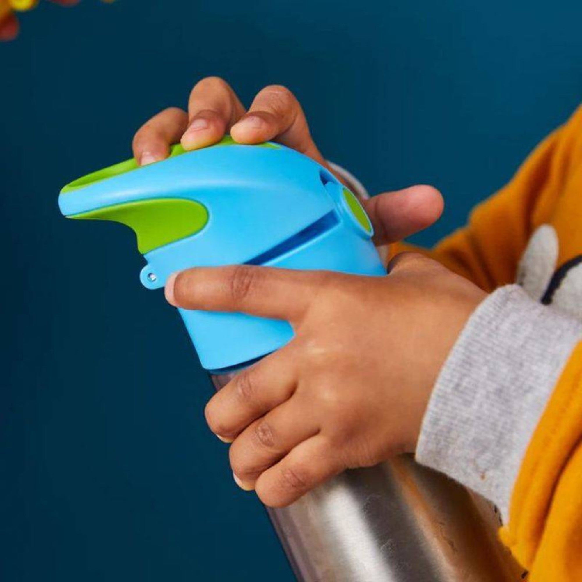B.box Blue Slate – bidon termiczny dla dzieci 500 ml, potrójna izolacja, silikonowa słomka, szczelny i bezpieczny, do zimnych i ciepłych napojów.