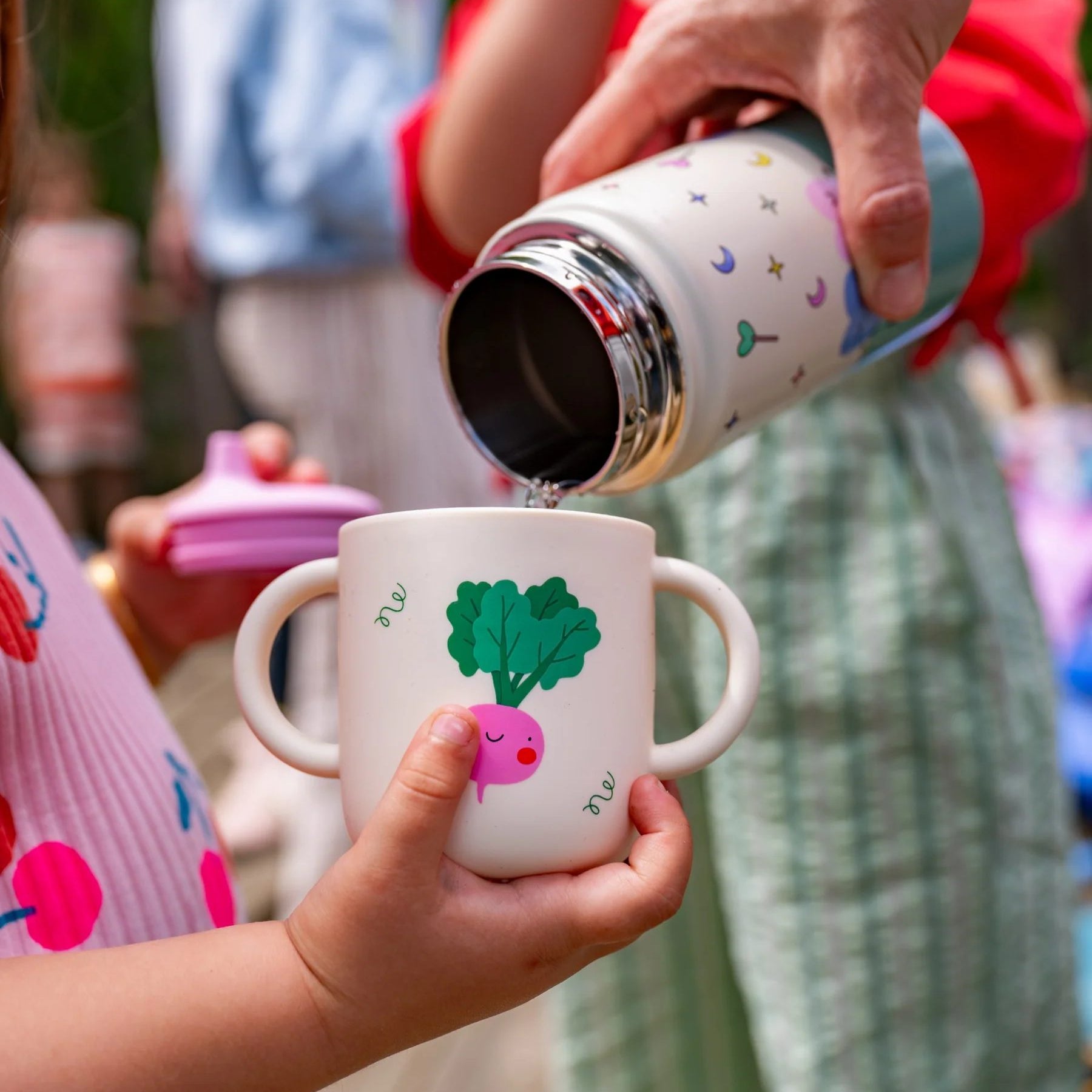 Bidon termiczny dla dzieci The Cotton Cloud – utrzymuje ciepło i zimno, z silikonową słomką i uchwytem, wzór: dancing hearts