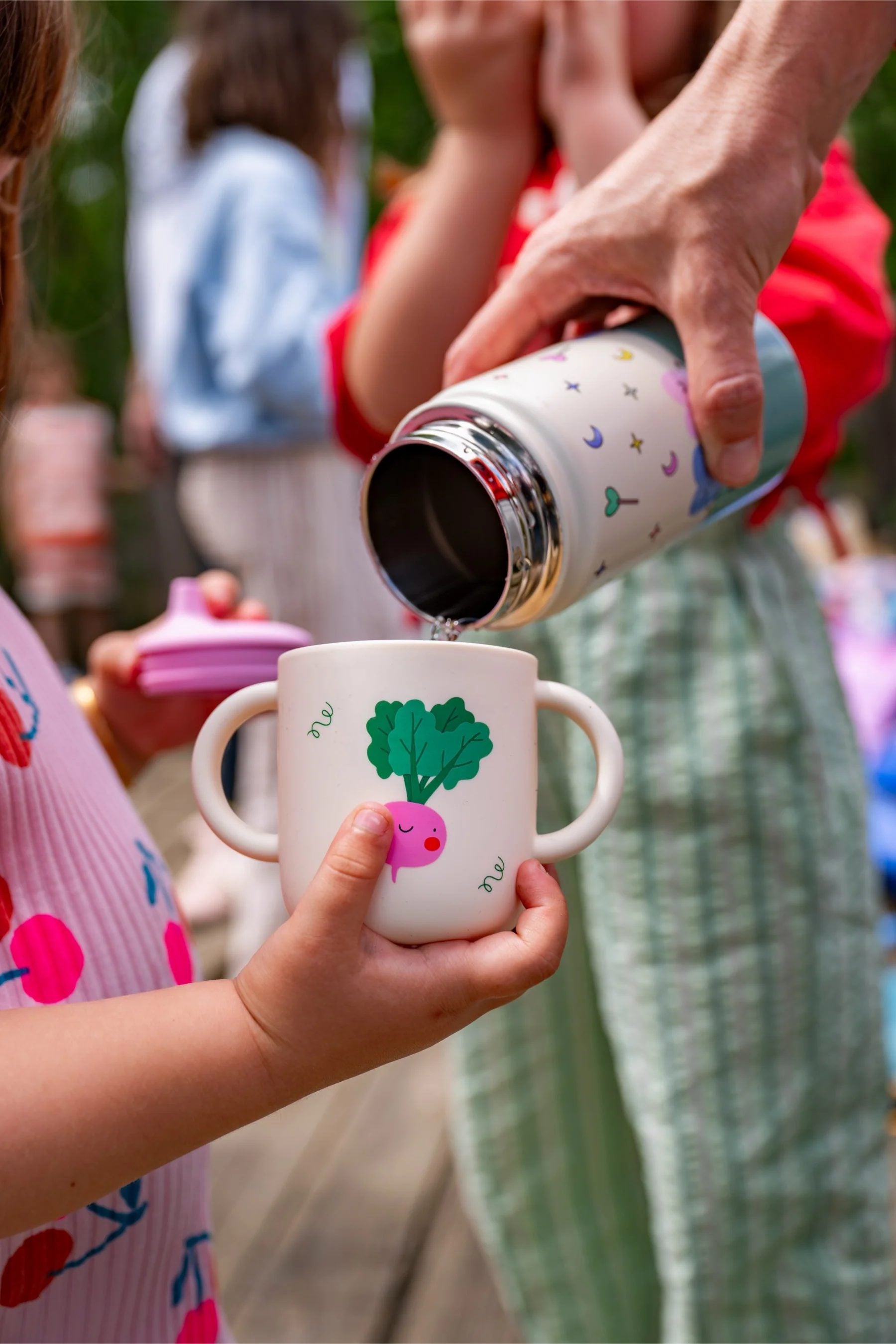 Bidon termiczny dla dzieci The Cotton Cloud – utrzymuje ciepło i zimno, z silikonową słomką i uchwytem, wzór: dancing hearts