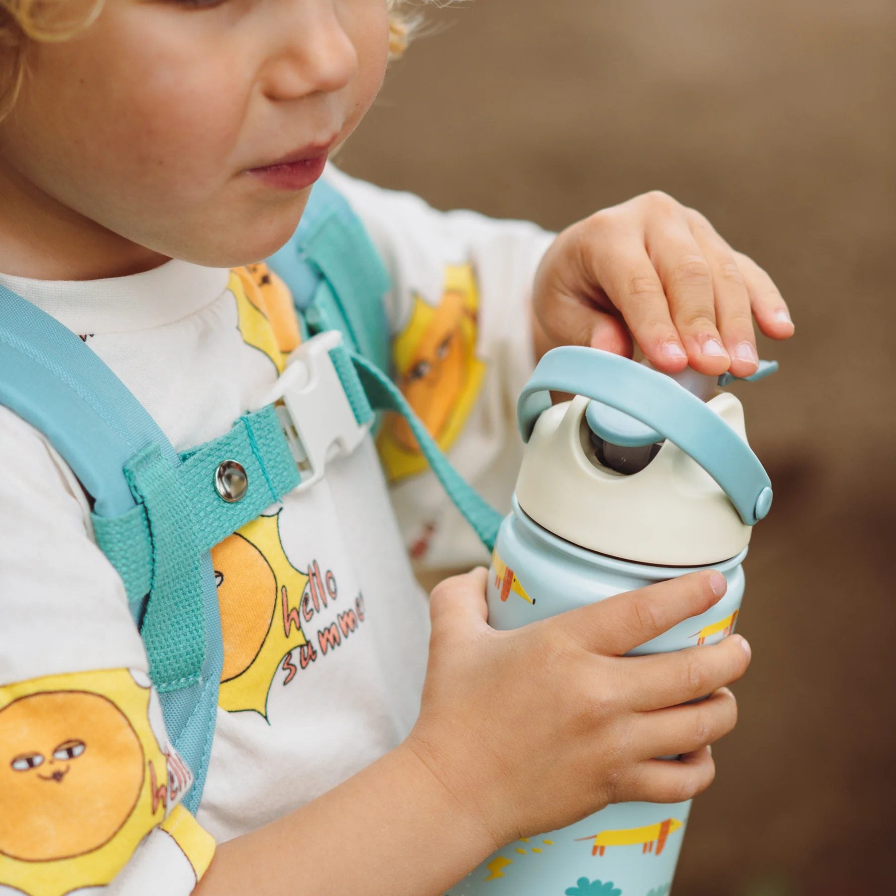 Bidon termiczny dla dzieci The Cotton Cloud – utrzymuje ciepło i zimno, z silikonową słomką i uchwytem, wzór: dancing hearts