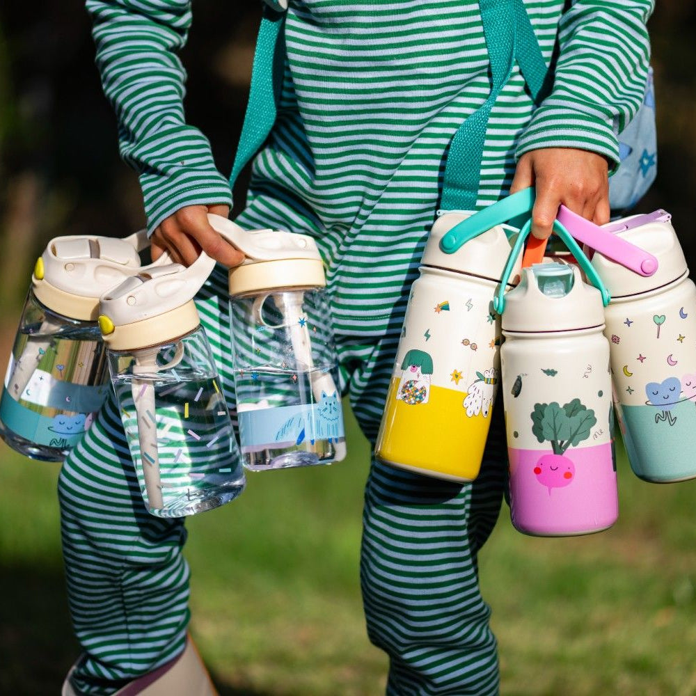 Bidon termiczny dla dzieci The Cotton Cloud – utrzymuje ciepło i zimno, z silikonową słomką i uchwytem, wzór: dancing hearts