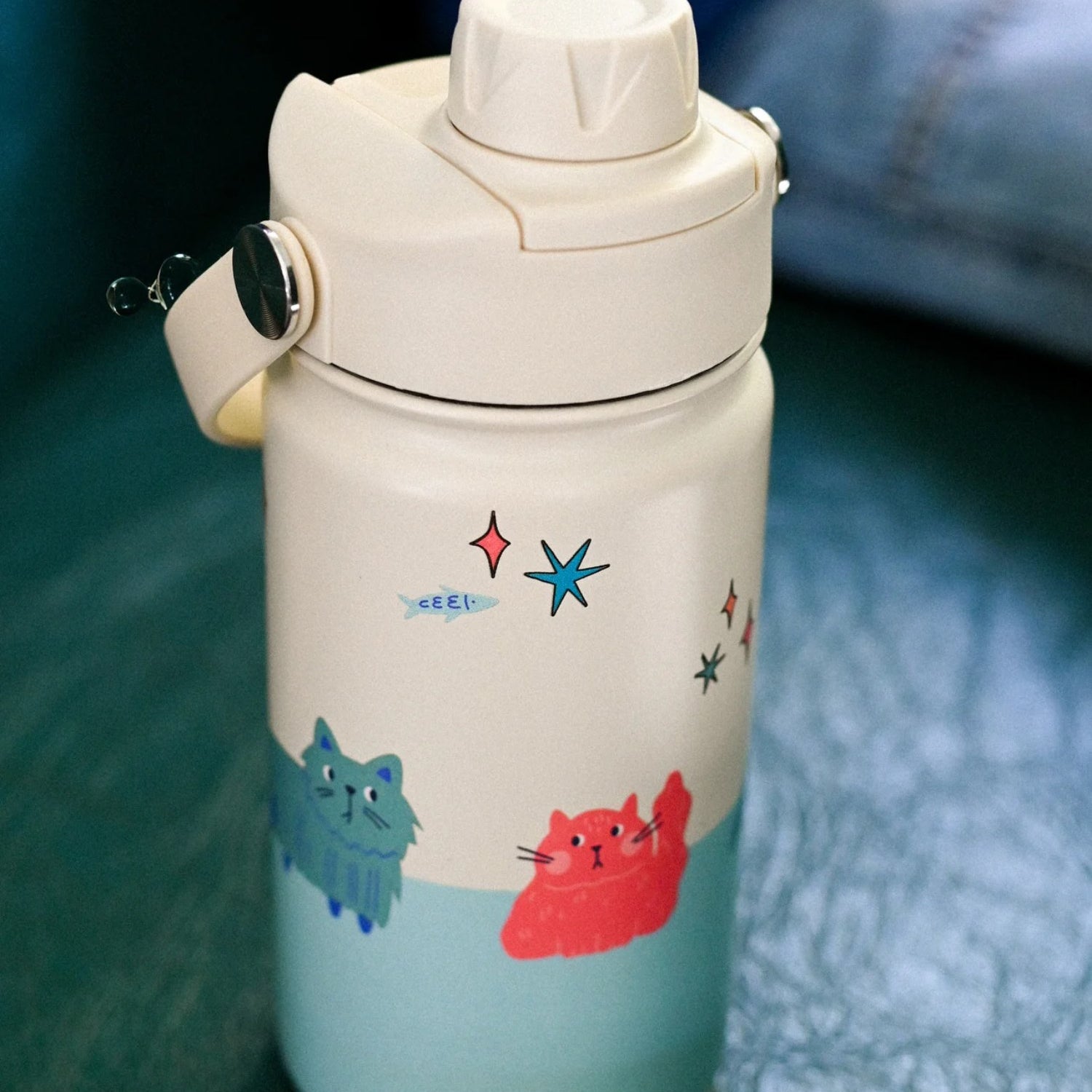 Bidon termiczny dla dzieci The Cotton Cloud – utrzymuje ciepło i zimno, z silikonową słomką i uchwytem, wzór: kotki