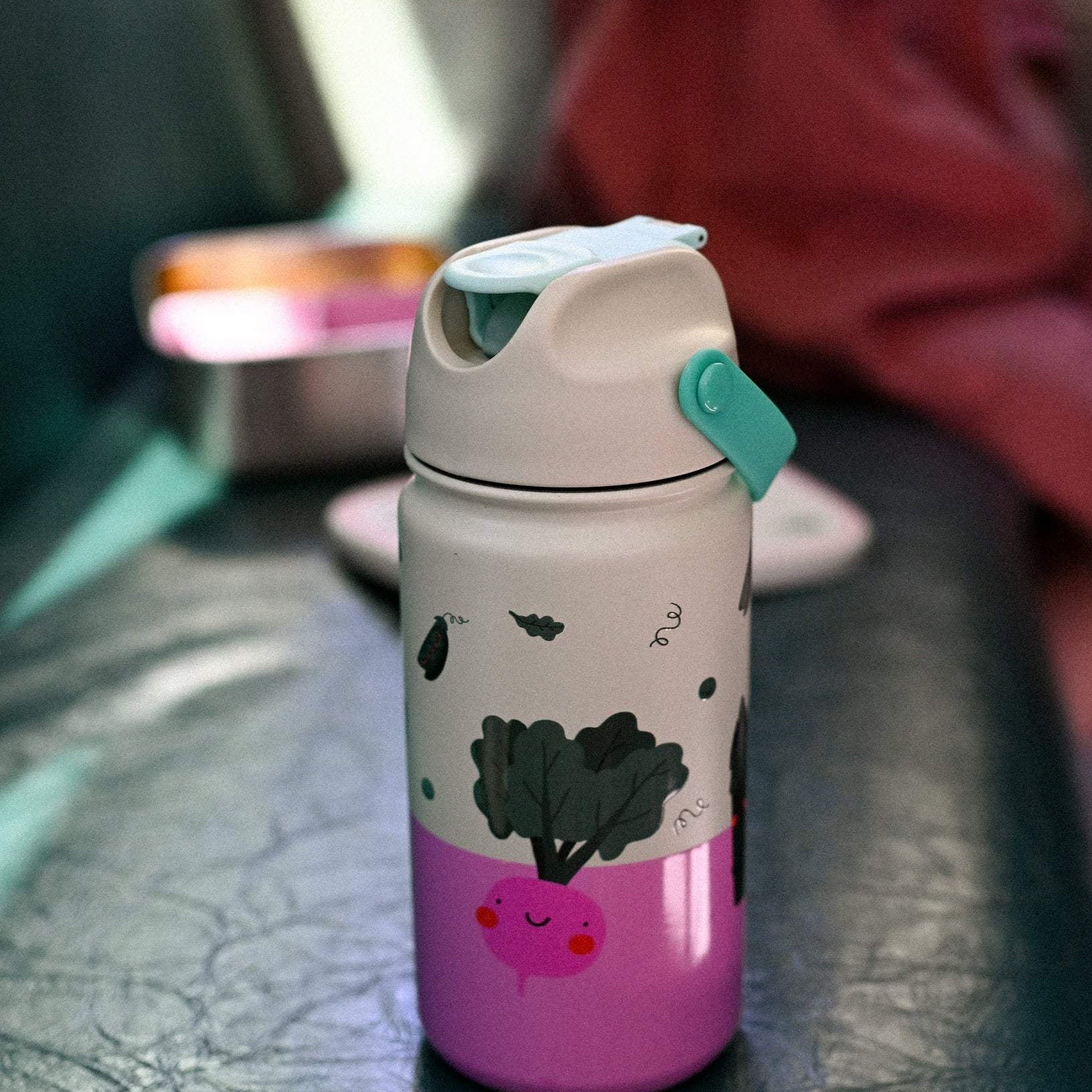 Bidon termiczny dla dzieci The Cotton Cloud – utrzymuje ciepło i zimno, z silikonową słomką i uchwytem, wzór: warzywa