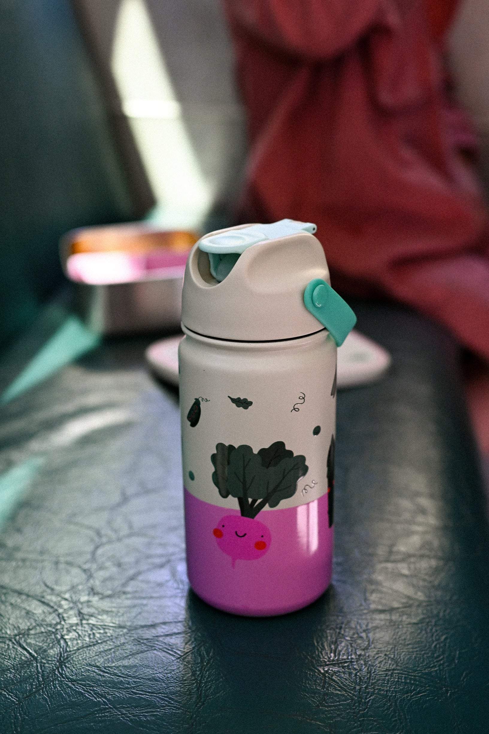 Bidon termiczny dla dzieci The Cotton Cloud – utrzymuje ciepło i zimno, z silikonową słomką i uchwytem, wzór: warzywa