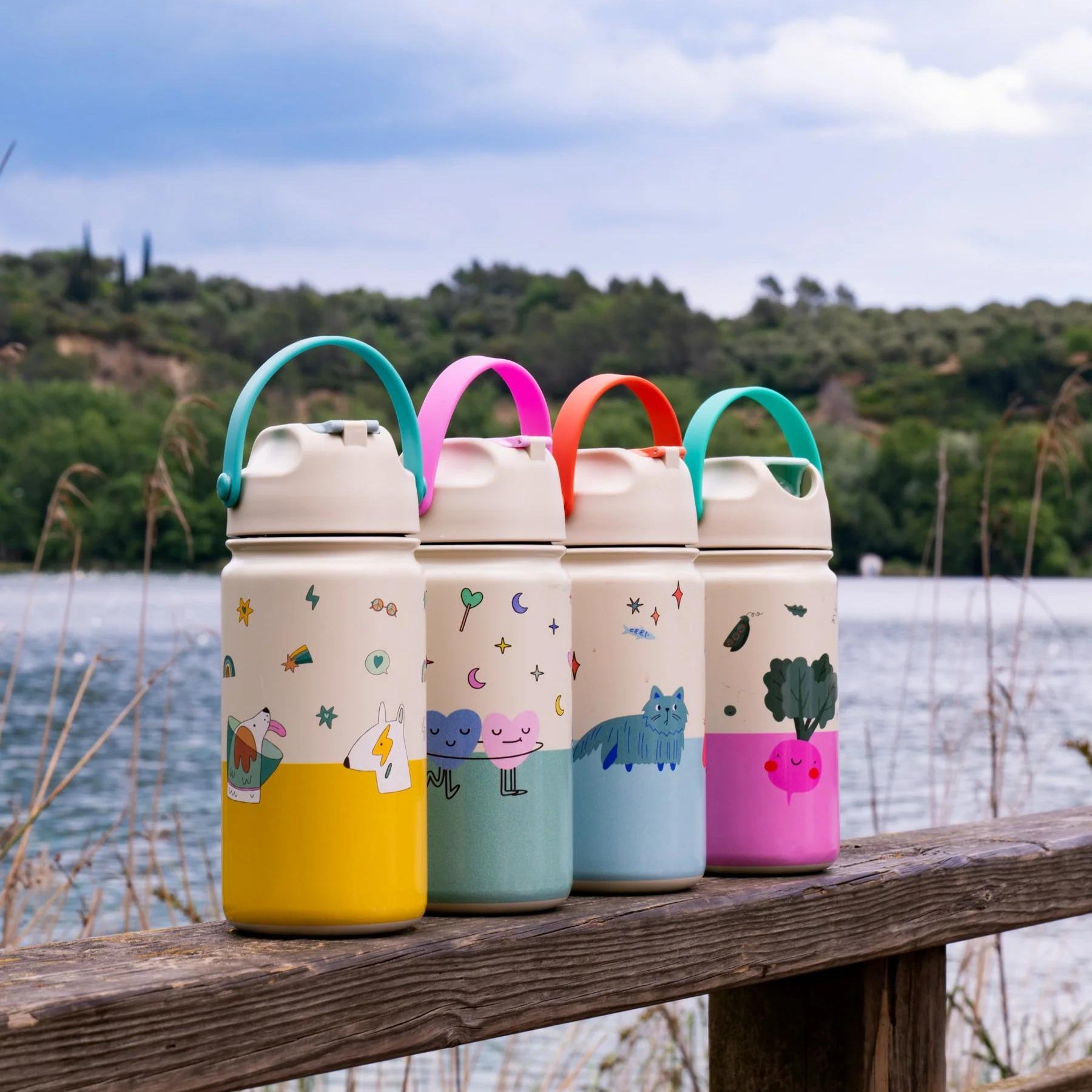 Bidon termiczny dla dzieci The Cotton Cloud – utrzymuje ciepło i zimno, z silikonową słomką i uchwytem, wzór: warzywa