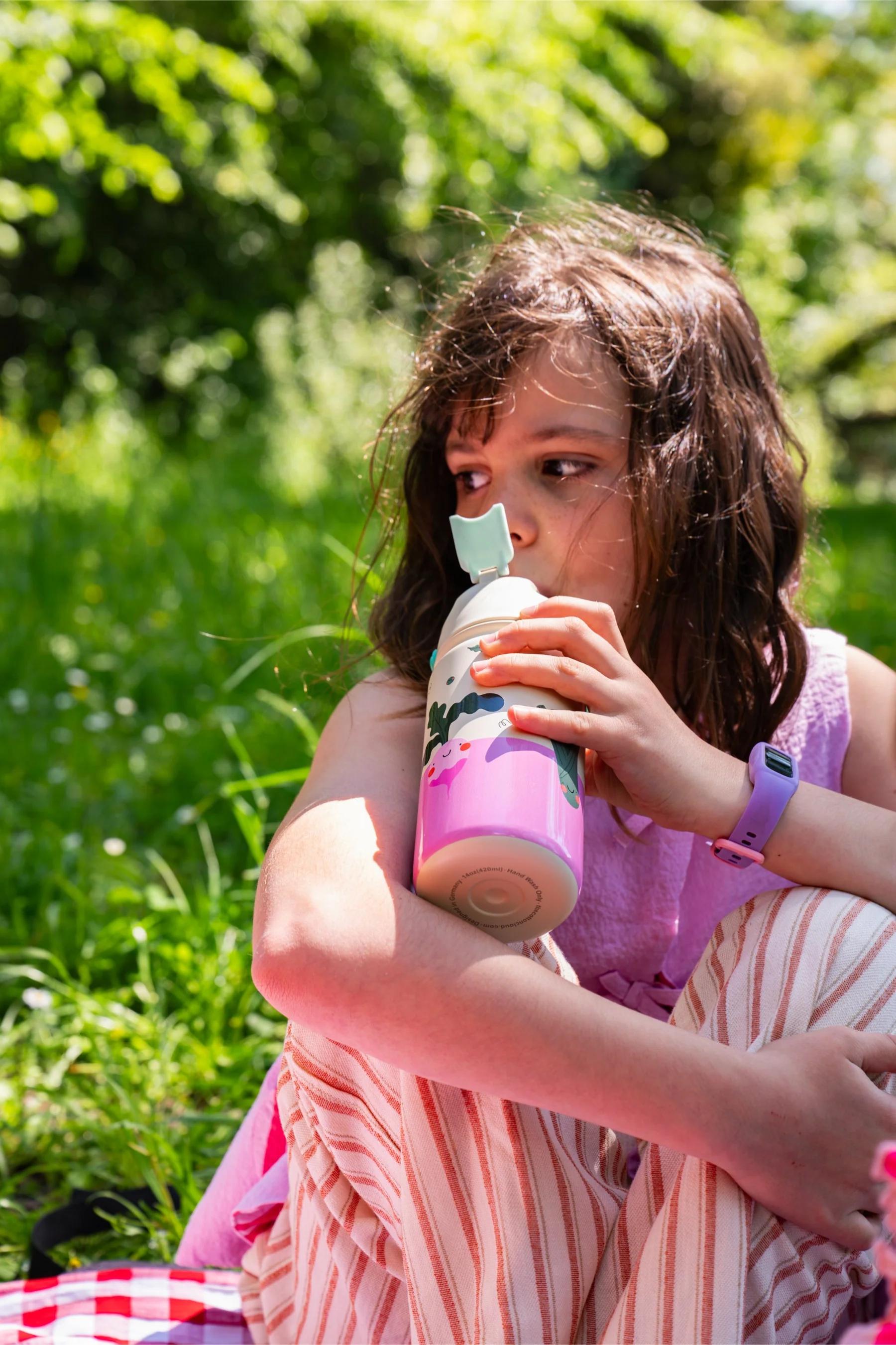 Bidon termiczny dla dzieci The Cotton Cloud – utrzymuje ciepło i zimno, z silikonową słomką i uchwytem, wzór: warzywa