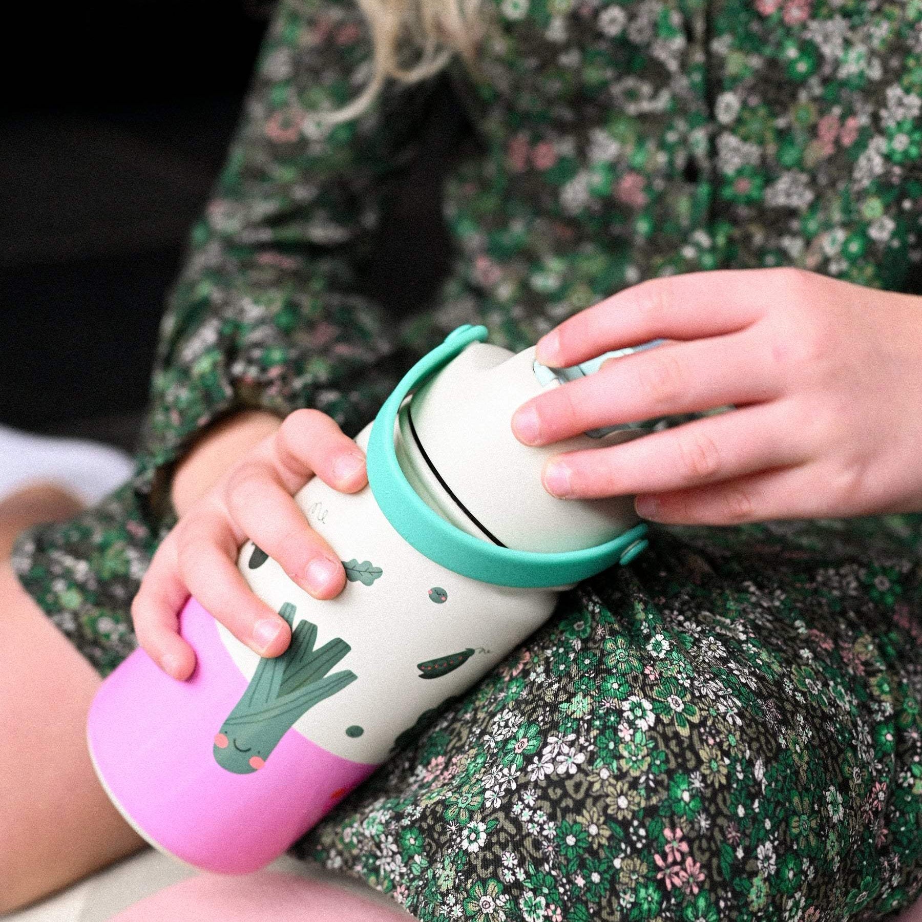 Bidon termiczny dla dzieci The Cotton Cloud – utrzymuje ciepło i zimno, z silikonową słomką i uchwytem, wzór: warzywa