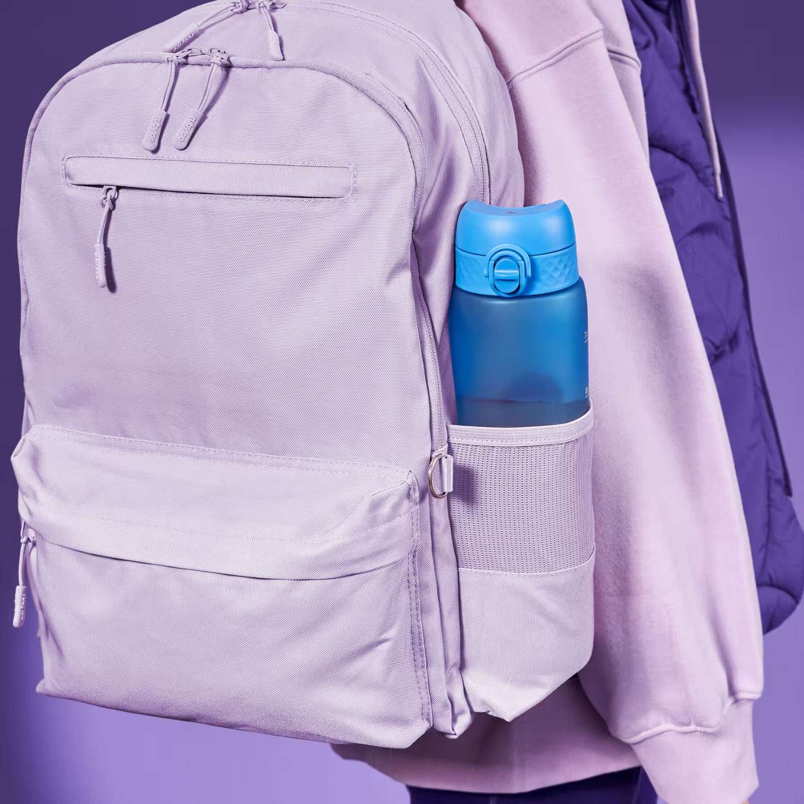 Bidon z miarką motywacyjną Ion8 Motivator 1L Blue/PInk Gradient– z miarką, otwierany jednym kliknięciem, szczelny i bez BPA.