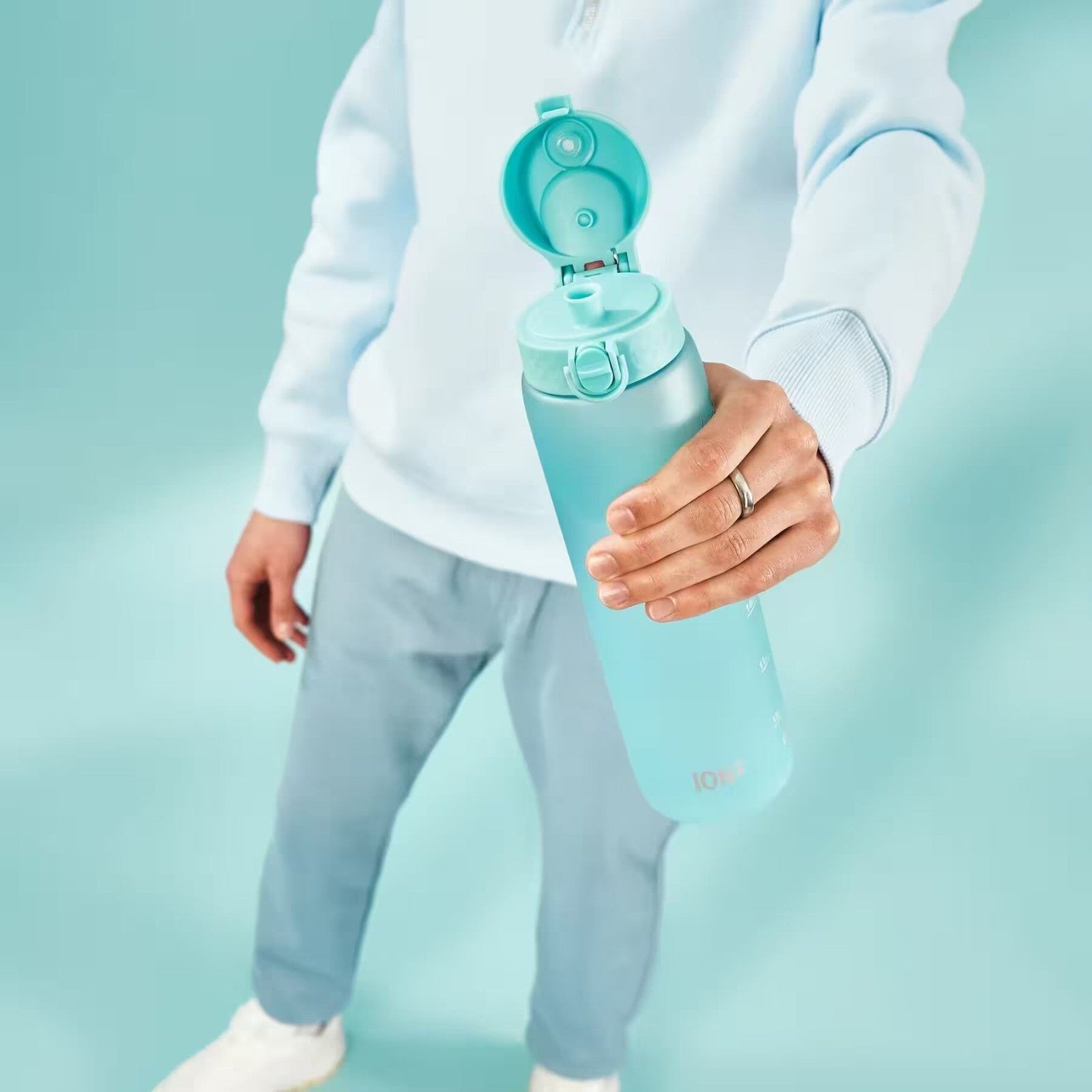 Bidon z miarką motywacyjną Ion8 Motivator Sonic Blue 1L – z miarką, otwierany jednym kliknięciem, szczelny i bez BPA. Kolor: niebieski