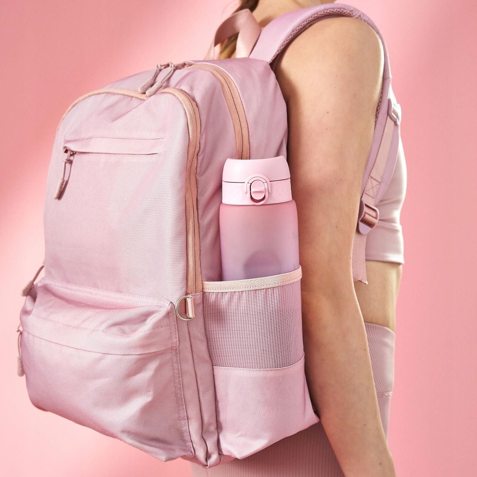 Bidon z miarką motywacyjną Ion8 Motivator 1L Gradient Periwindkle/Rose Quartz– z miarką, otwierany jednym kliknięciem, szczelny i bez BPA.