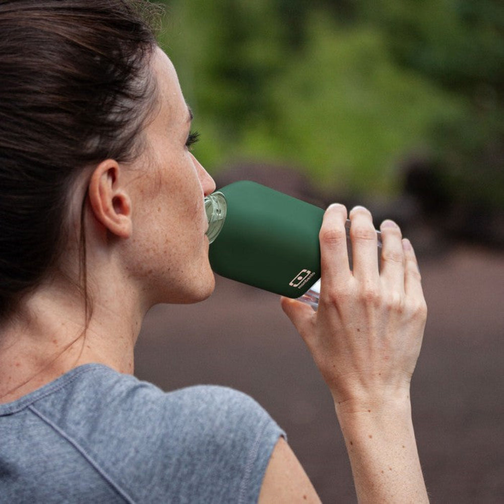 Monbento Positive M – ultralekka butelka 500 ml z tritanu. Trwała, kompaktowa, bez BPA, idealna do torby czy plecaka, wzór: dark green