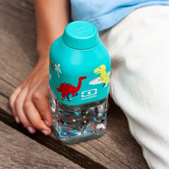Monbento Positive S Blue Dino – ultralekka butelka 350 ml z tritanu. Trwała, kompaktowa, bez BPA, idealna do torby czy plecaka, wzór: dinozaury