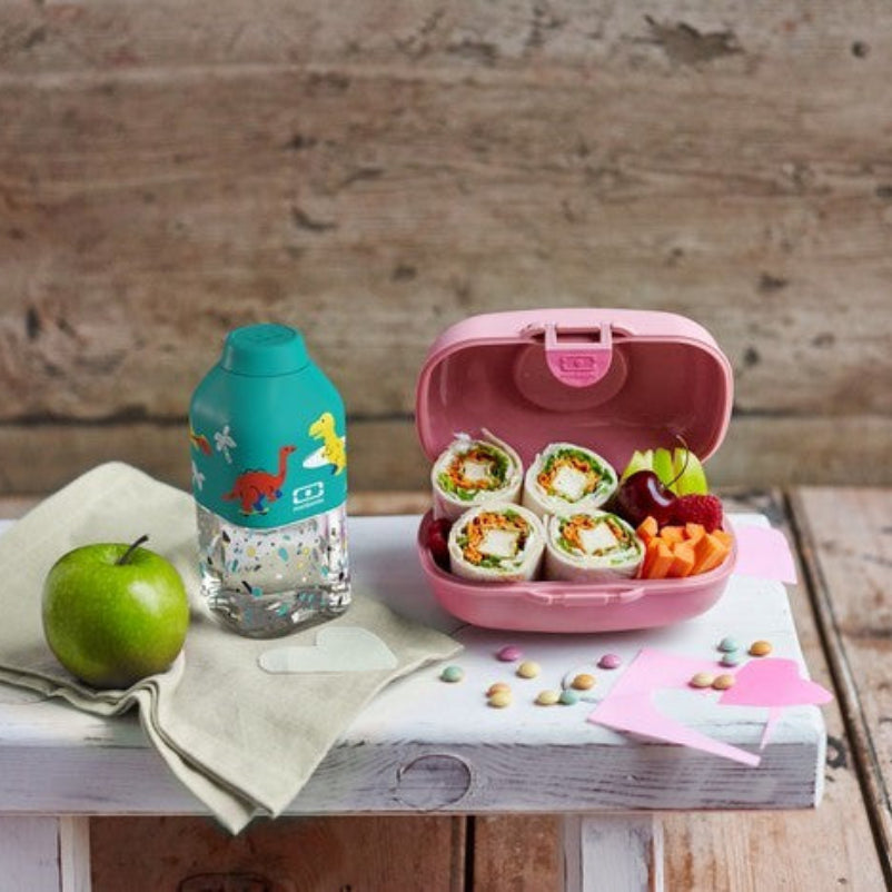 Monbento Positive S Blue Dino – ultralekka butelka 350 ml z tritanu. Trwała, kompaktowa, bez BPA, idealna do torby czy plecaka, wzór: dinozaury