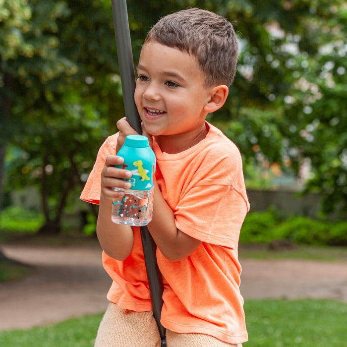 Monbento Positive S Blue Dino – ultralekka butelka 350 ml z tritanu. Trwała, kompaktowa, bez BPA, idealna do torby czy plecaka, wzór: dinozaury