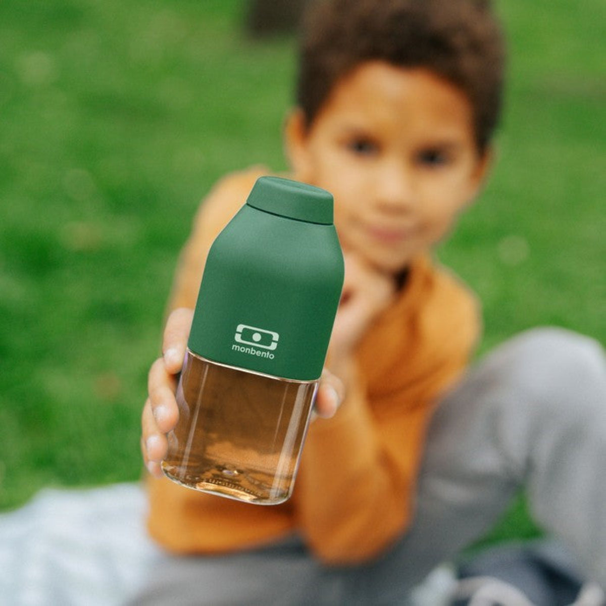 Monbento Positive S Forest Green – ultralekka butelka 350 ml z tritanu. Trwała, kompaktowa, bez BPA, idealna do torby czy plecaka, kolor: zielony