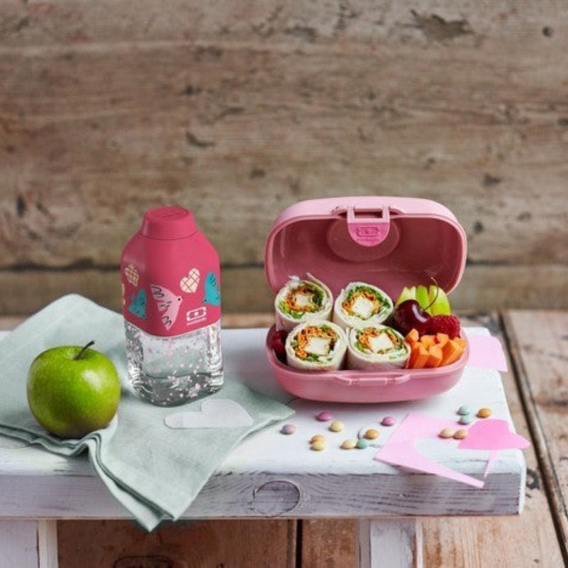 Monbento Positive S Pink Birds – ultralekka butelka 350 ml z tritanu. Trwała, kompaktowa, bez BPA, idealna do torby czy plecaka, wzór: ptaszki