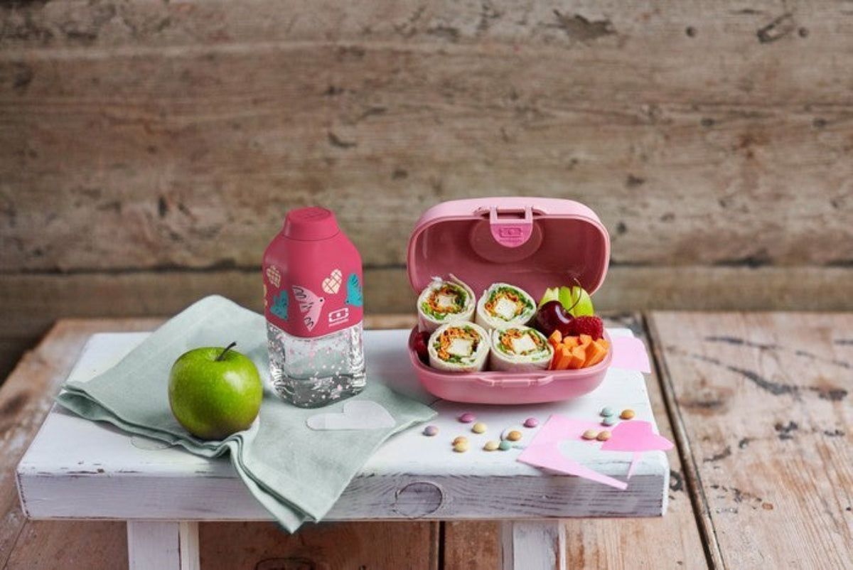 Monbento Positive S Pink Birds – ultralekka butelka 350 ml z tritanu. Trwała, kompaktowa, bez BPA, idealna do torby czy plecaka, wzór: ptaszki