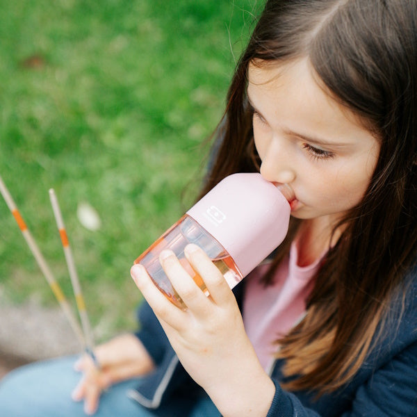 Monbento Positive S Pink – ultralekka butelka 350 ml z tritanu. Trwała, kompaktowa, bez BPA, idealna do torby czy plecaka, kolor: różowy