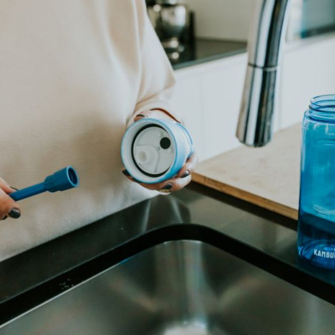 Bidon ze słomką Kambukka Lagoon 750 ml Crisp Blue – tritan, słomka do ostatniej kropli, schowany ustnik, lekka, szczelna, bez BPA, idealna na rower i siłownię, kolor: granatowy