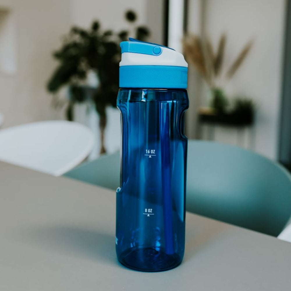 Bidon ze słomką Kambukka Lagoon 750 ml Crisp Blue – tritan, słomka do ostatniej kropli, schowany ustnik, lekka, szczelna, bez BPA, idealna na rower i siłownię, kolor: granatowy